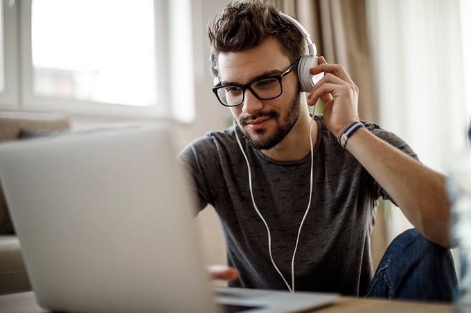 krise-kommunikation-online-laptop-hovedtelefoner
