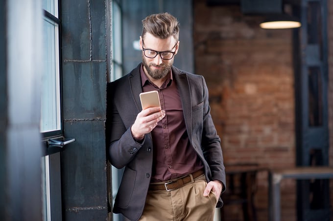 person-kollar-telefon-inomhus